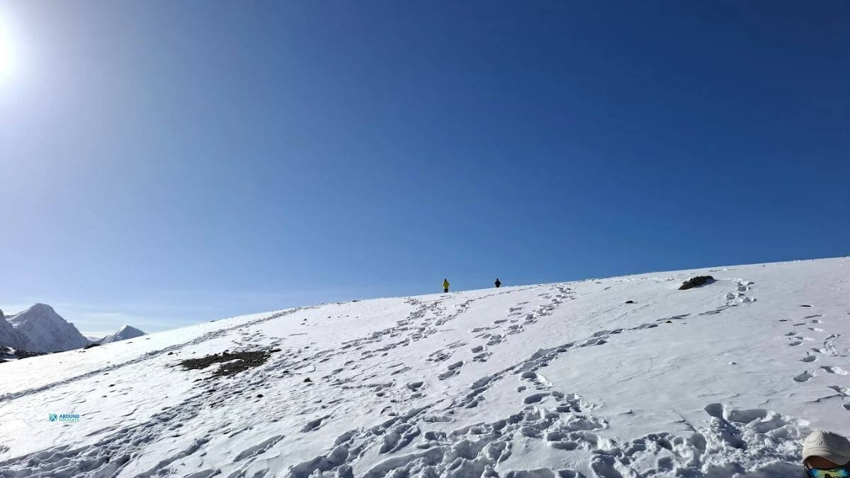 trekkers passing thorong la pass during annapurna circuit