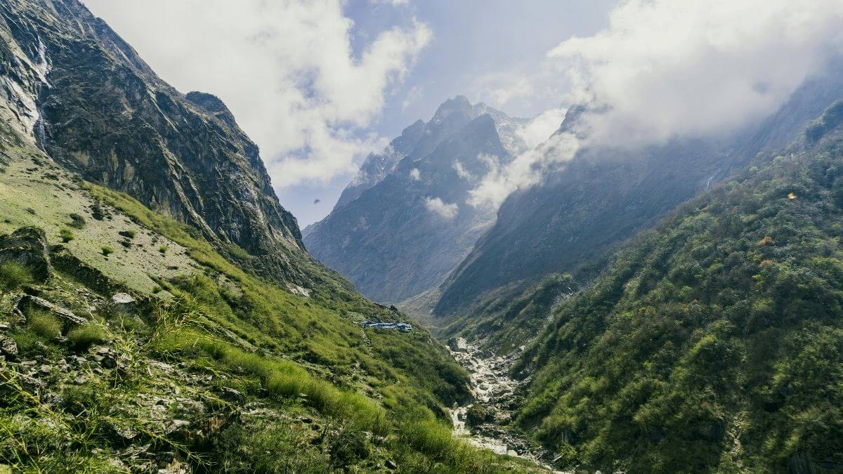 green-landscape-on-annapurna-cricuit-trek