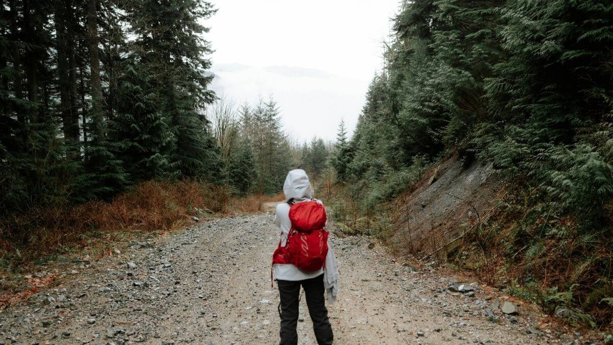 trekker-in-annapurna-circuit-route