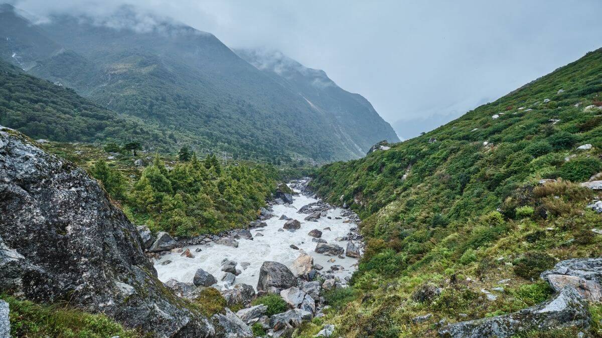 langtang-trek-stream